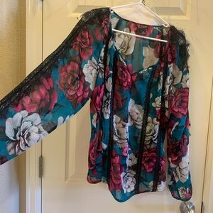 Like new! WHBM teal rose 🌹 print and lace blouse